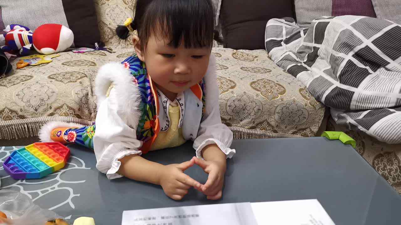 小A班2023.11.22张艺涵观看英语绘本《One Was Johnny》.mp4