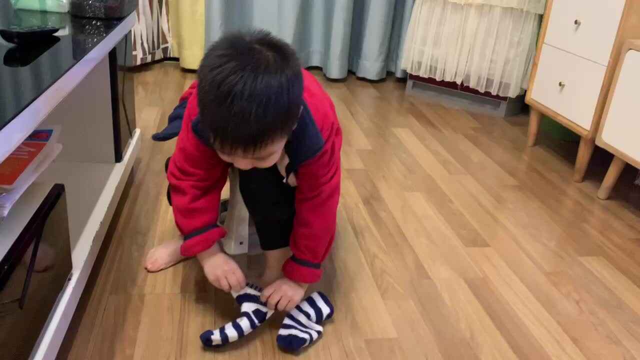 中B班杨育寒练习穿脱袜子