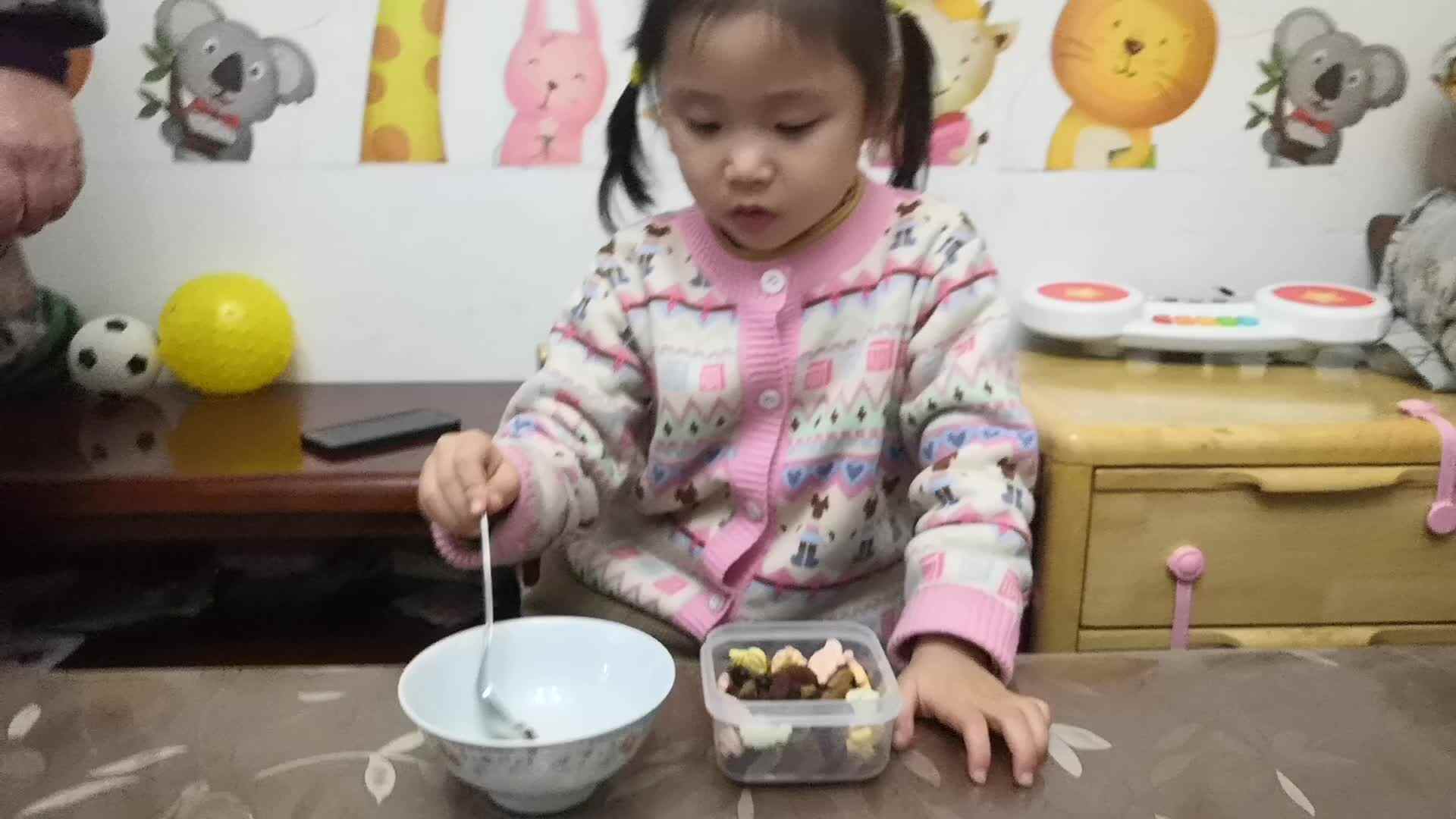 中B班11月23张芷萱练习使用勺子