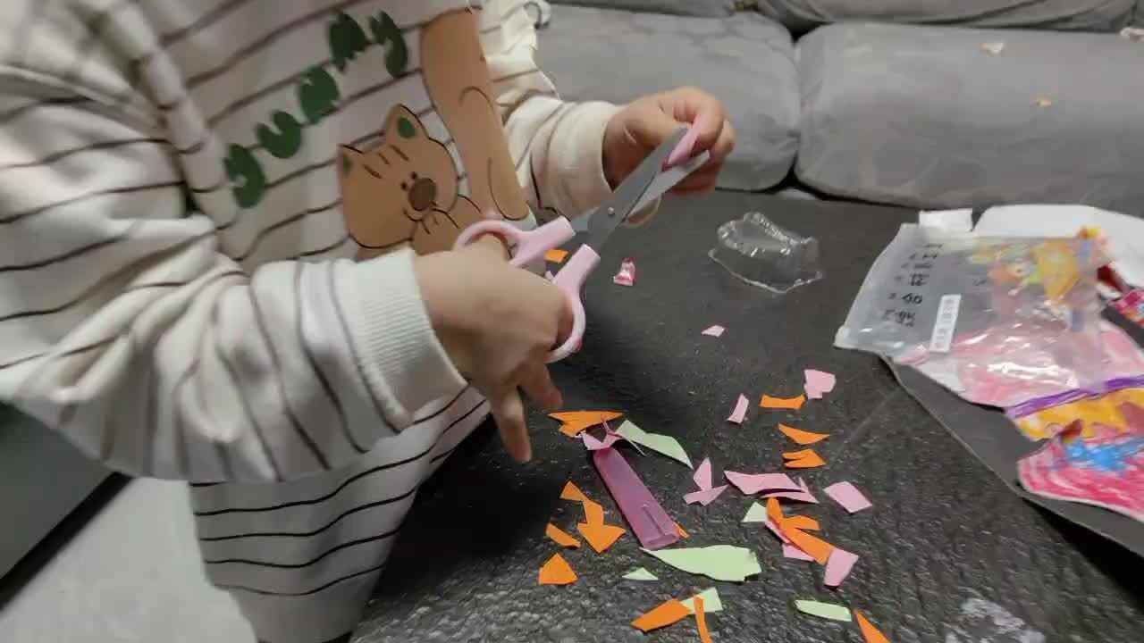 中B班徐子伊练习剪纸