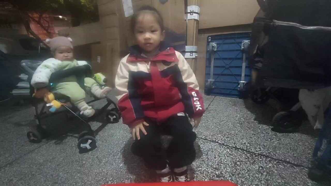 ⁣⁣中a班唐依依表演大雨小雨