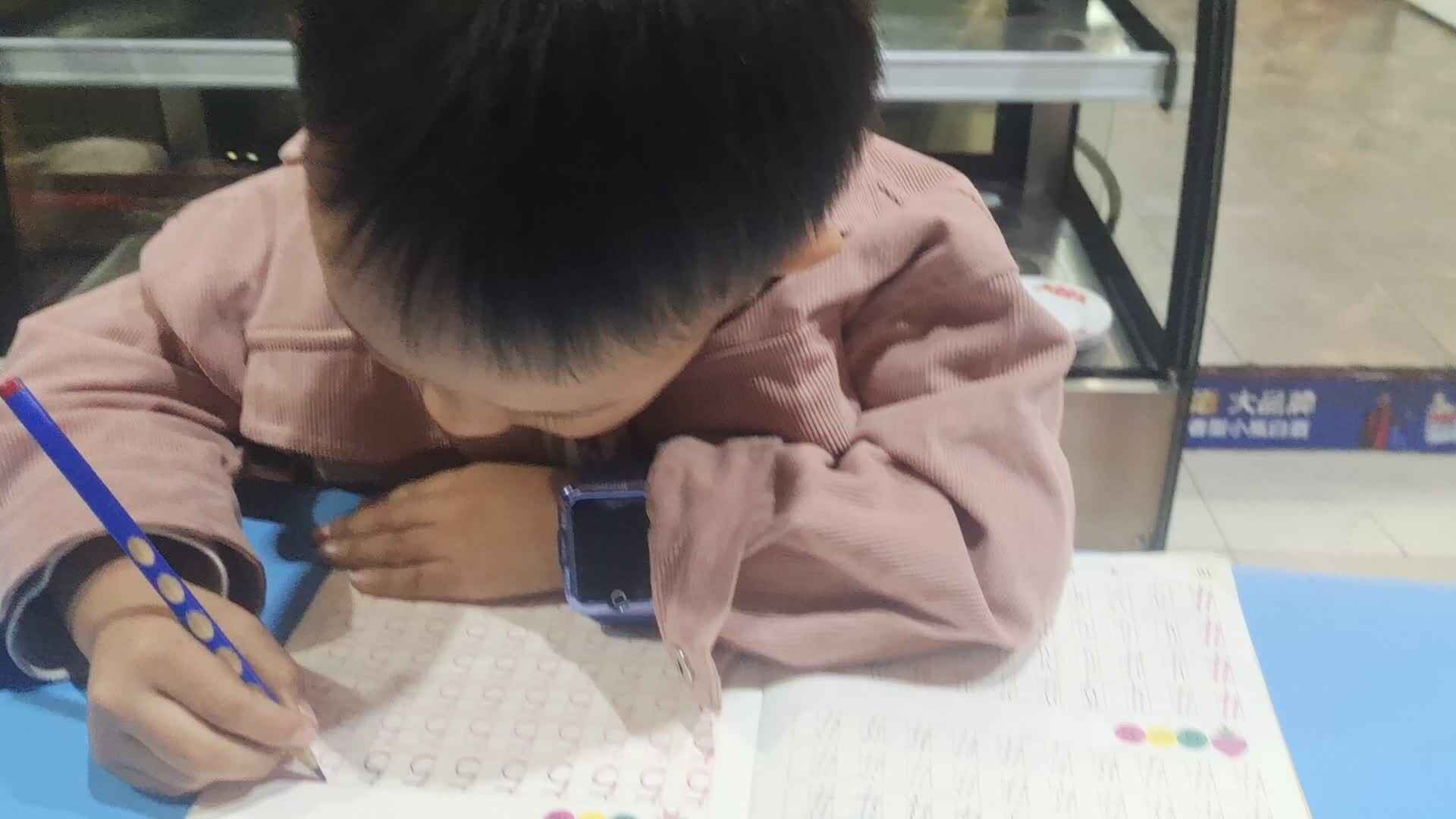 大B班王子扬数字5写一写