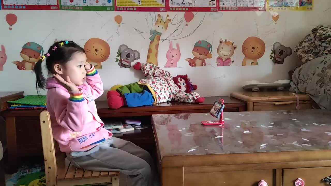 中B班11月17张芷萱学习音舞《大雨小雨》
