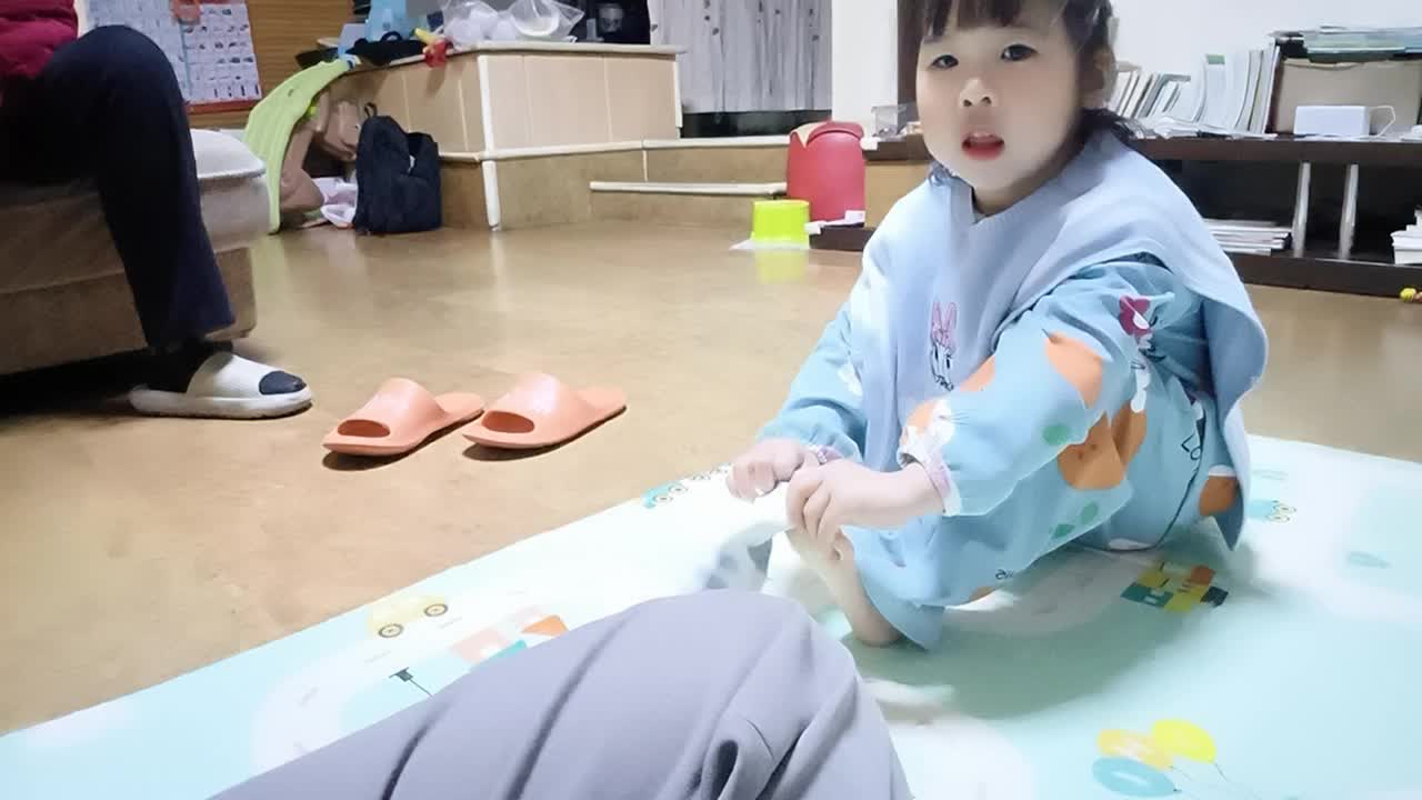 20231113中A于陈昱穿袜子.mp4