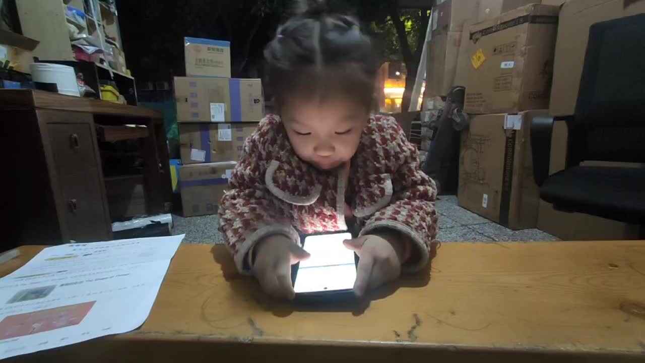 ⁣⁣⁣⁣中a班唐依依观看古诗苔