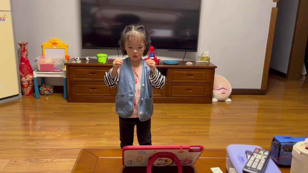 中B班李茵琪学习小鱼吐泡泡.MOV