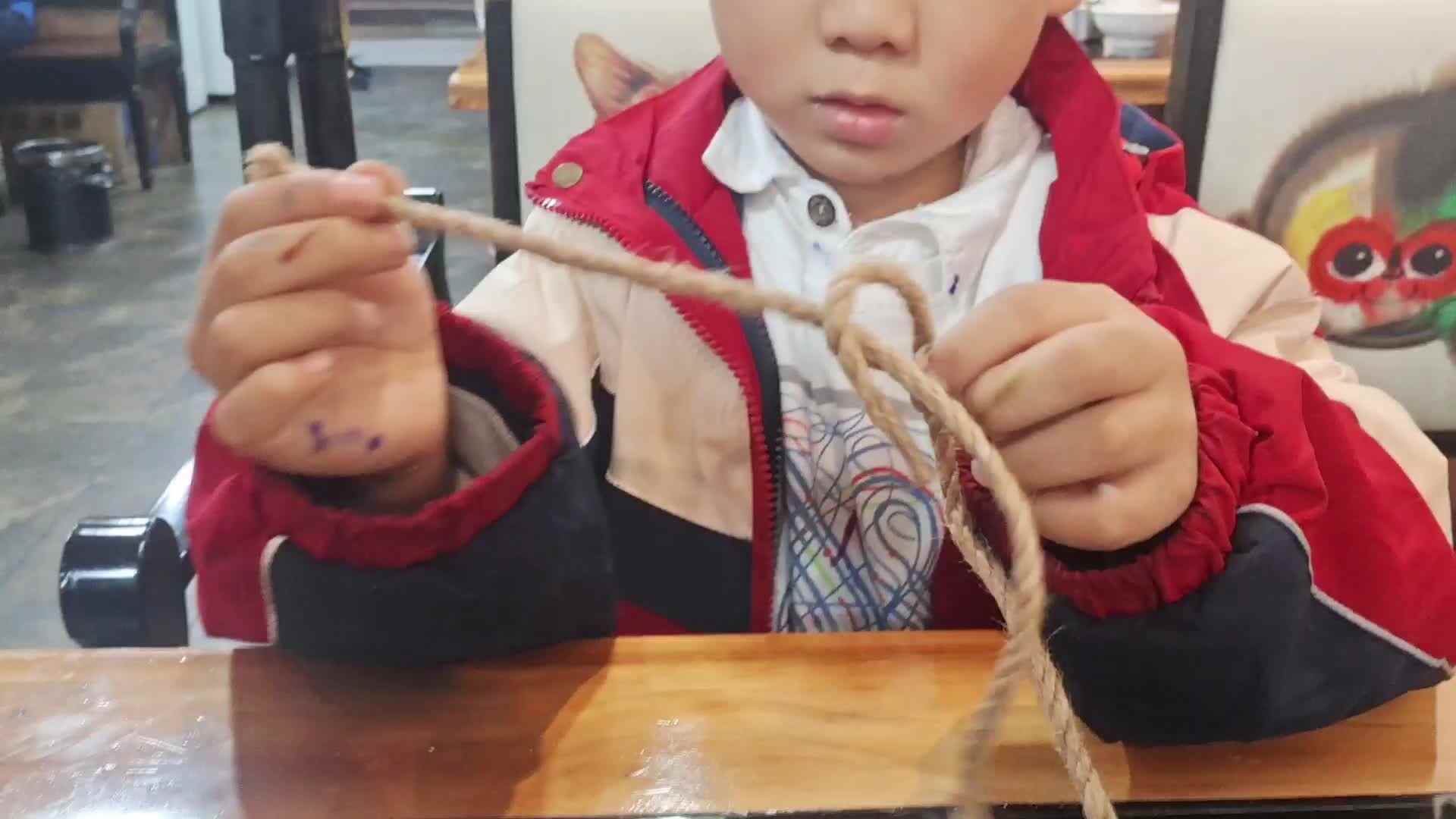 大B班王子扬练习打蝴蝶结