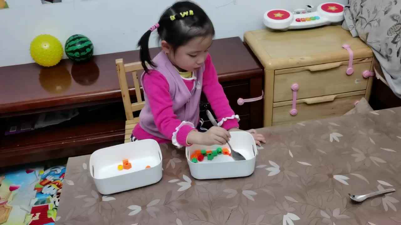 中B班11月21张芷萱练习用勺子