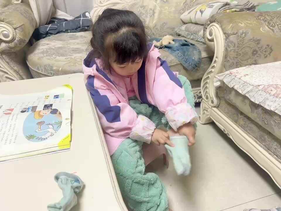 ⁣20231116中B舒琳芯自己穿袜子