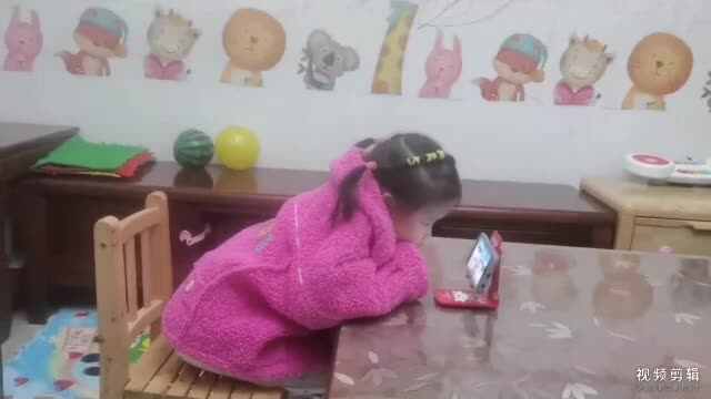 中B班11月17张芷萱观看视频并指读《反义词》