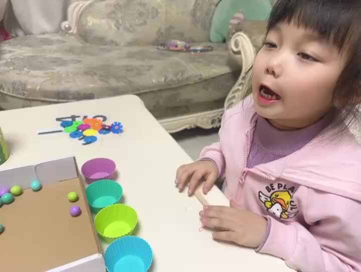 ⁣20231121中B班舒琳芯练习用勺子