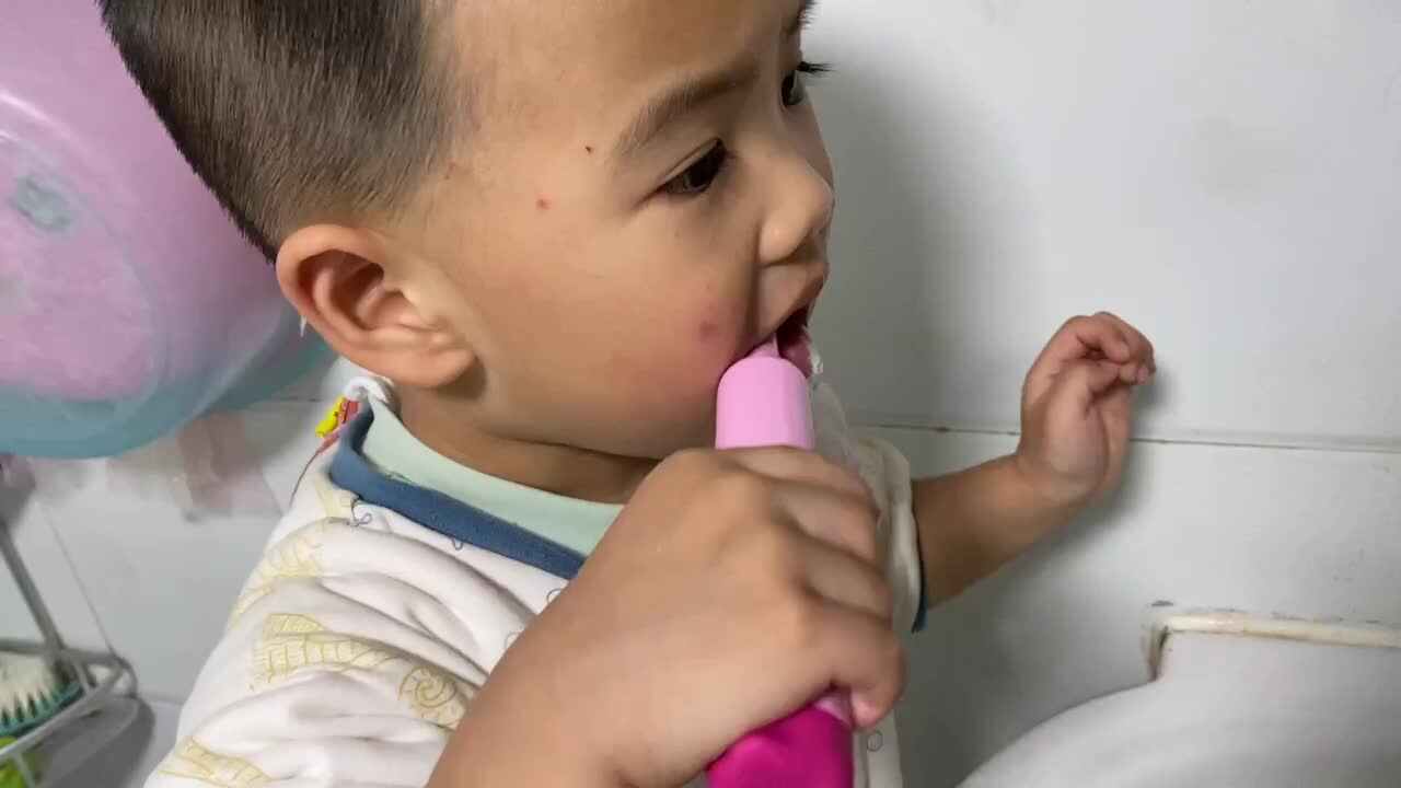 ⁣中B班吕子垚（自己刷牙）20231002.MOV