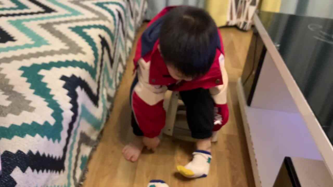 中B班杨育寒练习穿脱袜子