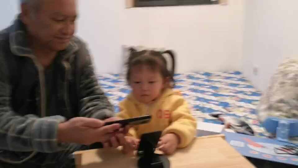 ⁣中A班李盈莹  观看相反