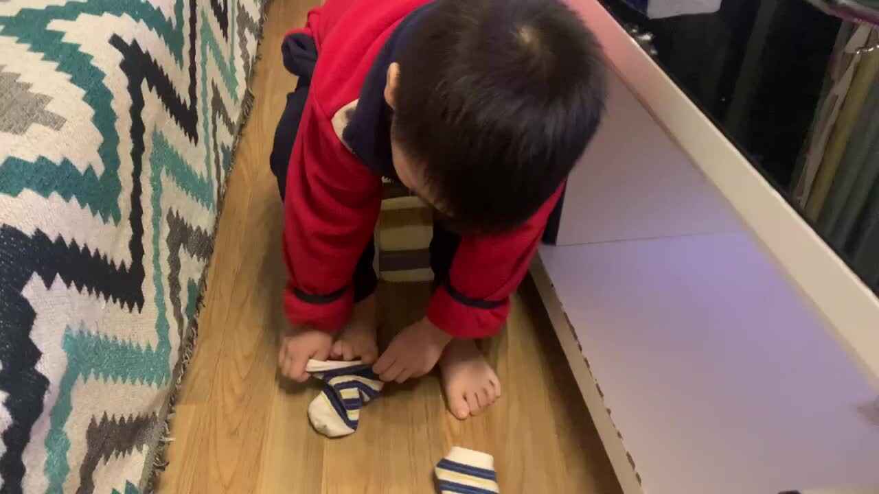 中B班杨育寒练习穿袜子