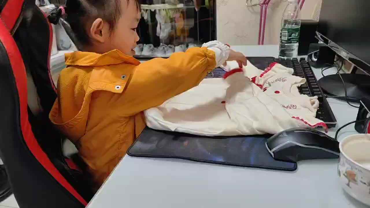 中B班谭诗锜  学习折叠衣服