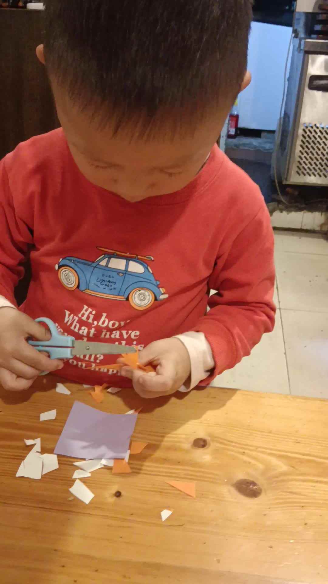 中B班曹芳燊练习剪纸