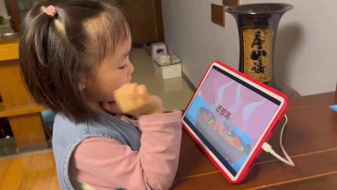 中B班李茵琪学习《餐桌安全》.MOV