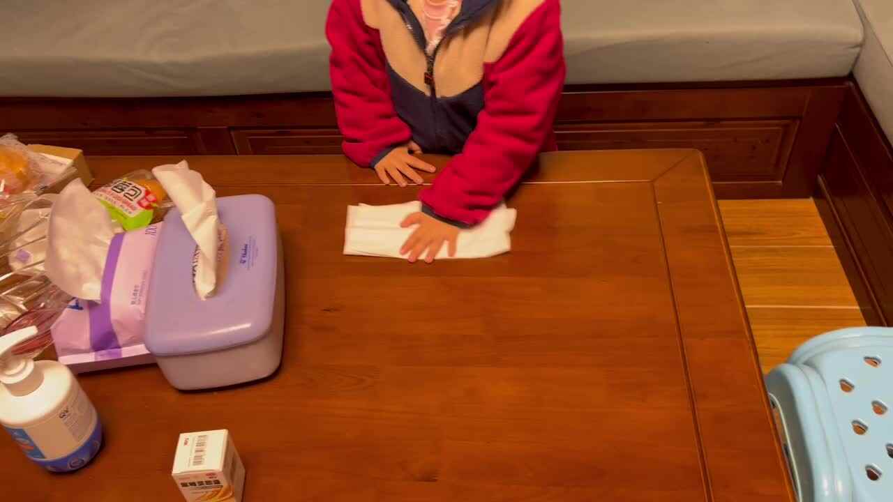 中B班李茵琪练习擦桌子.MOV