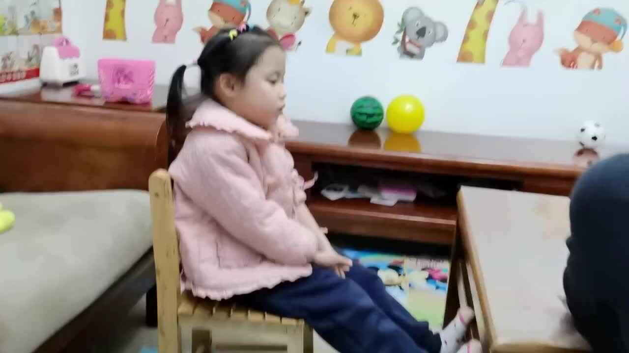 中B班11月29张芷萱练习音舞《小毛驴》