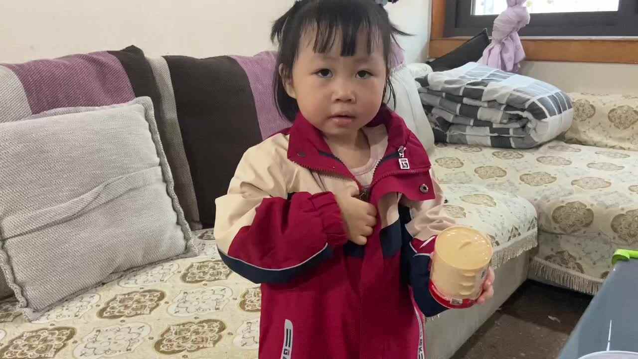 小A班2023.11.1张艺涵-脱外套.MOV