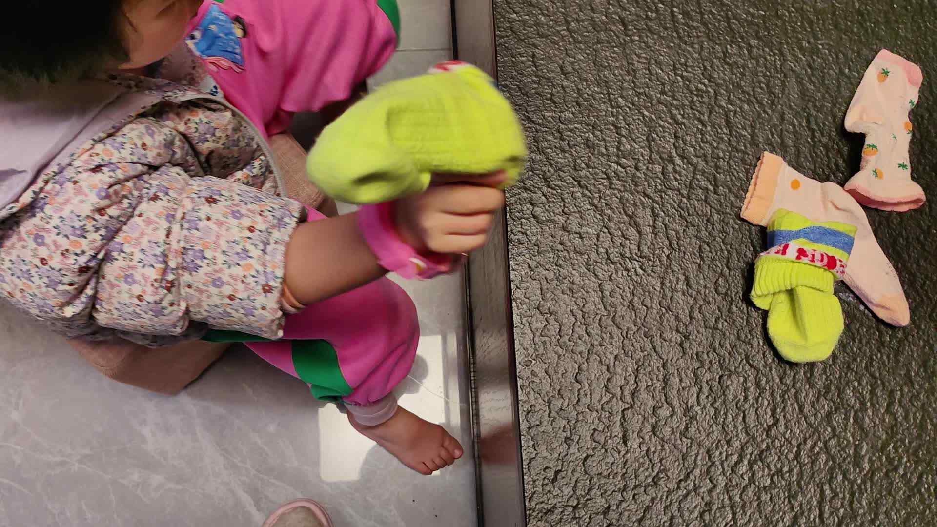 中B班徐子伊穿脱袜子