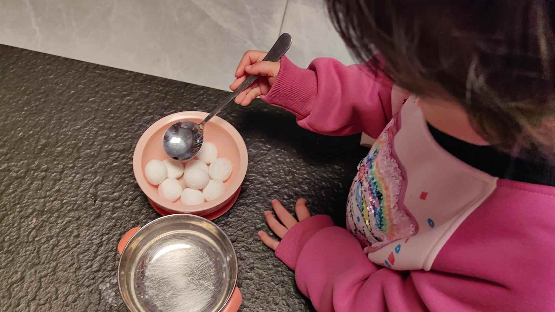 中B班徐子伊练习勺子