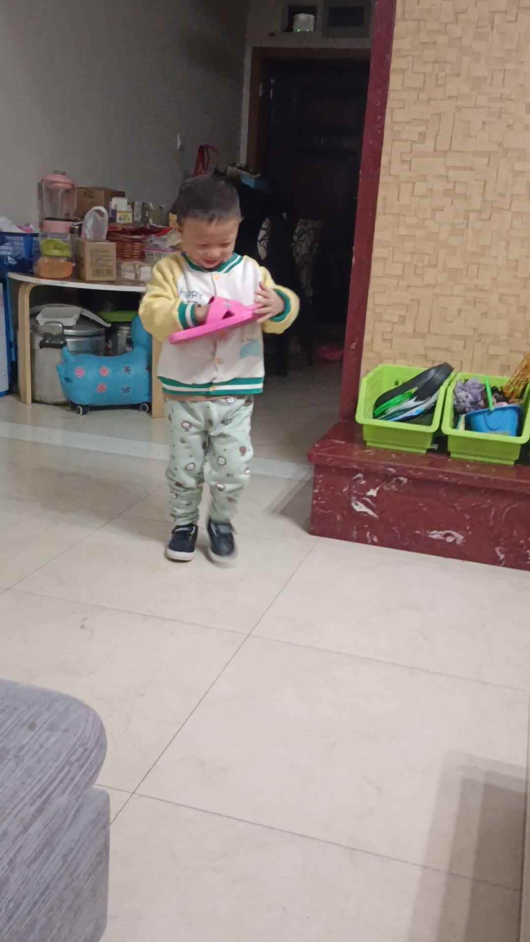 中B班曹芳燊感恩节帮妈妈拿鞋子