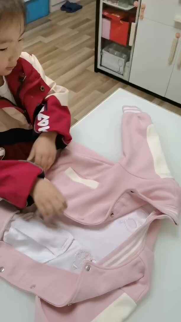 中 B 班宁汐言练习叠衣服.mp4