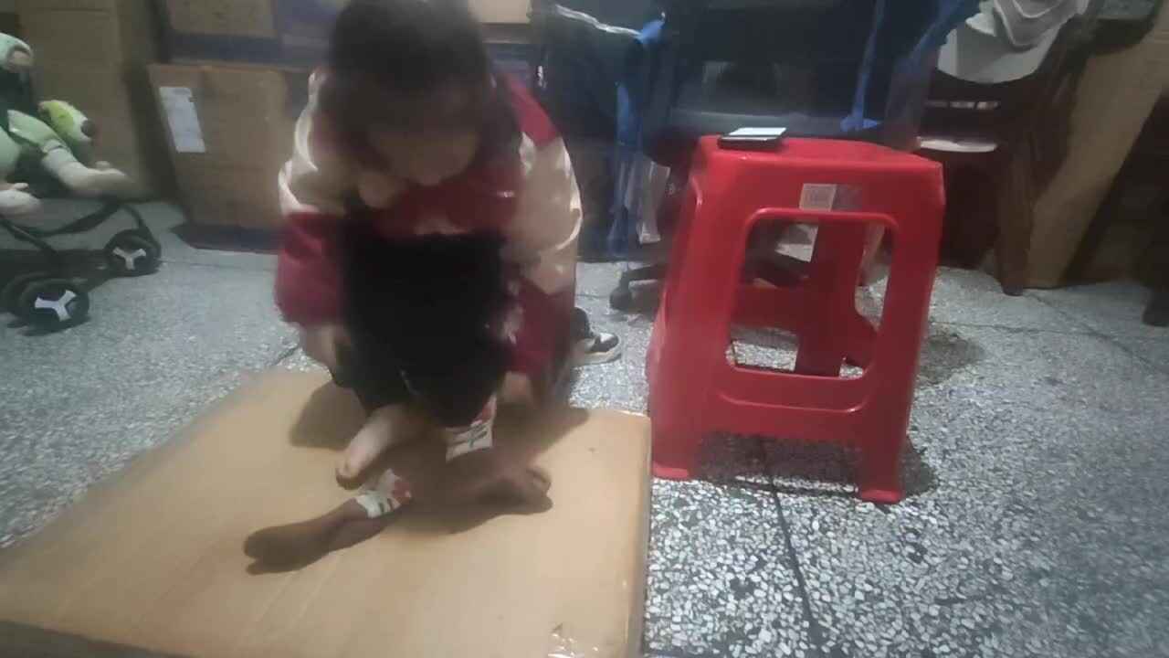 ⁣中a班唐依依练习穿袜子