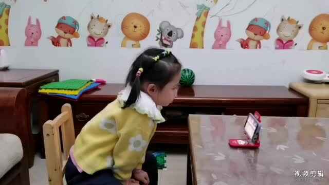 中B班11月22张芷萱听儿歌并指读《红绿灯》