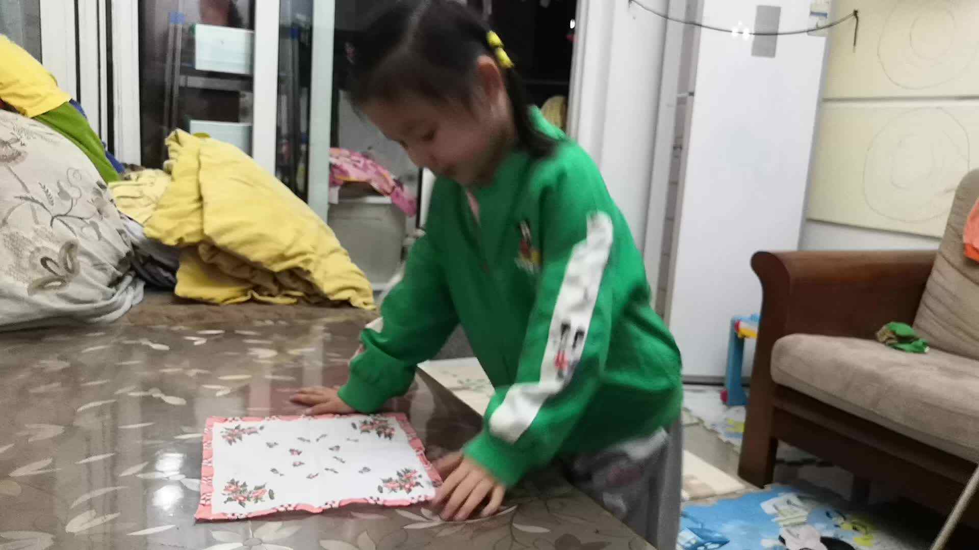 中B班11月10张芷萱折方巾练习