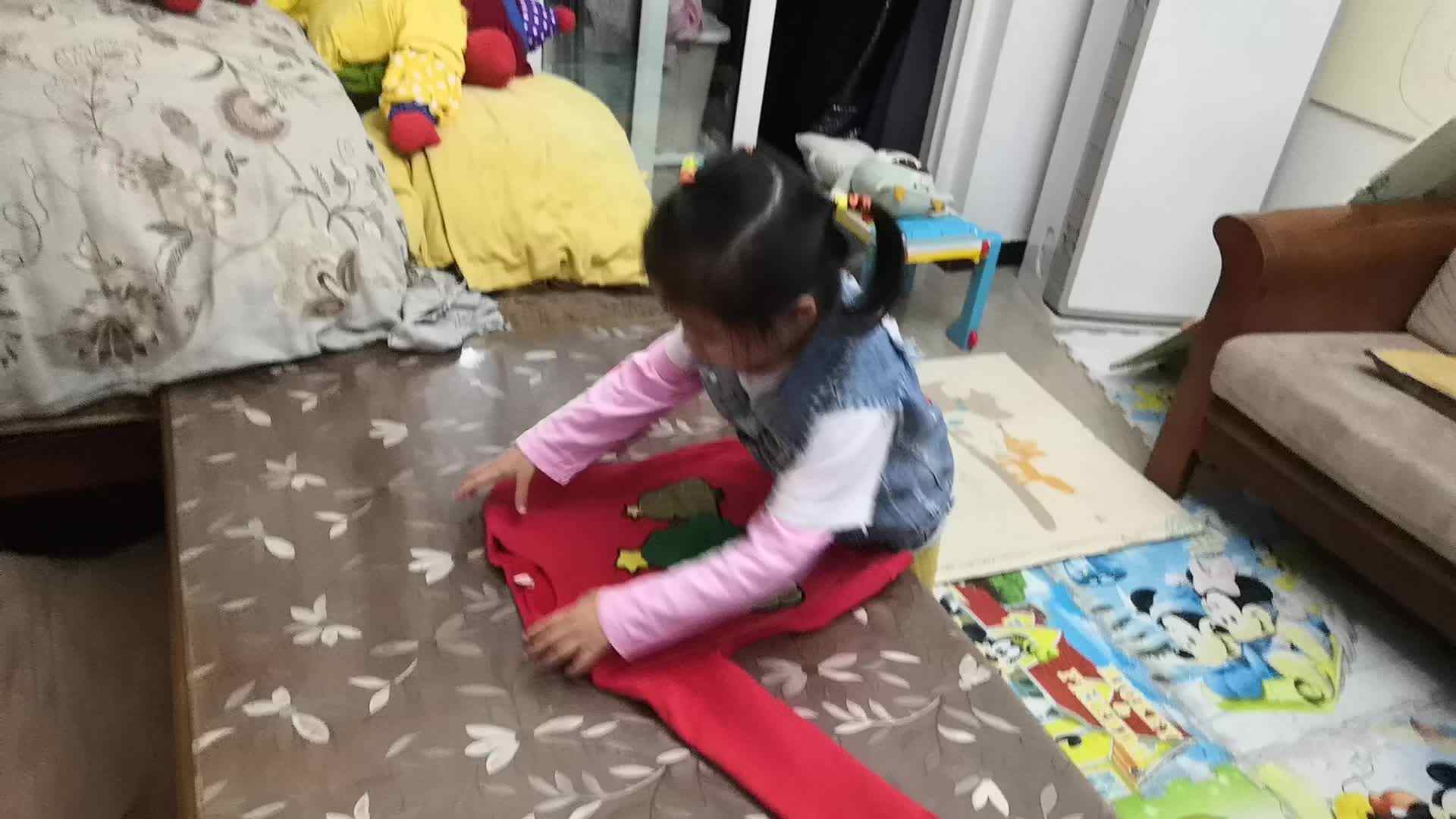 中B班11月10张芷萱折衣服练习