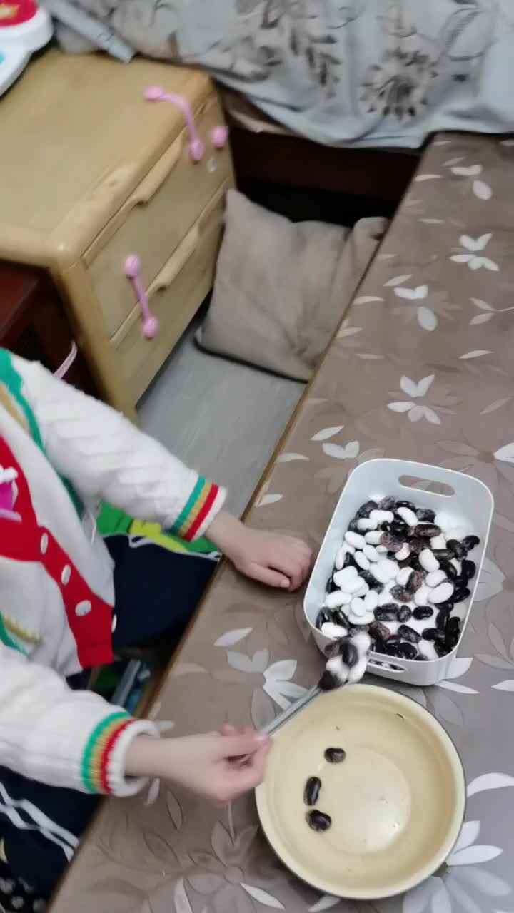 中B班11月20张芷萱练习用勺子