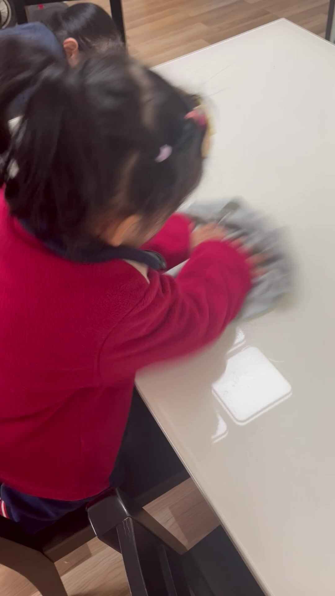 中b班宁汐言练习擦桌子