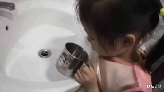 中B班11月2日张芷萱刷牙练习