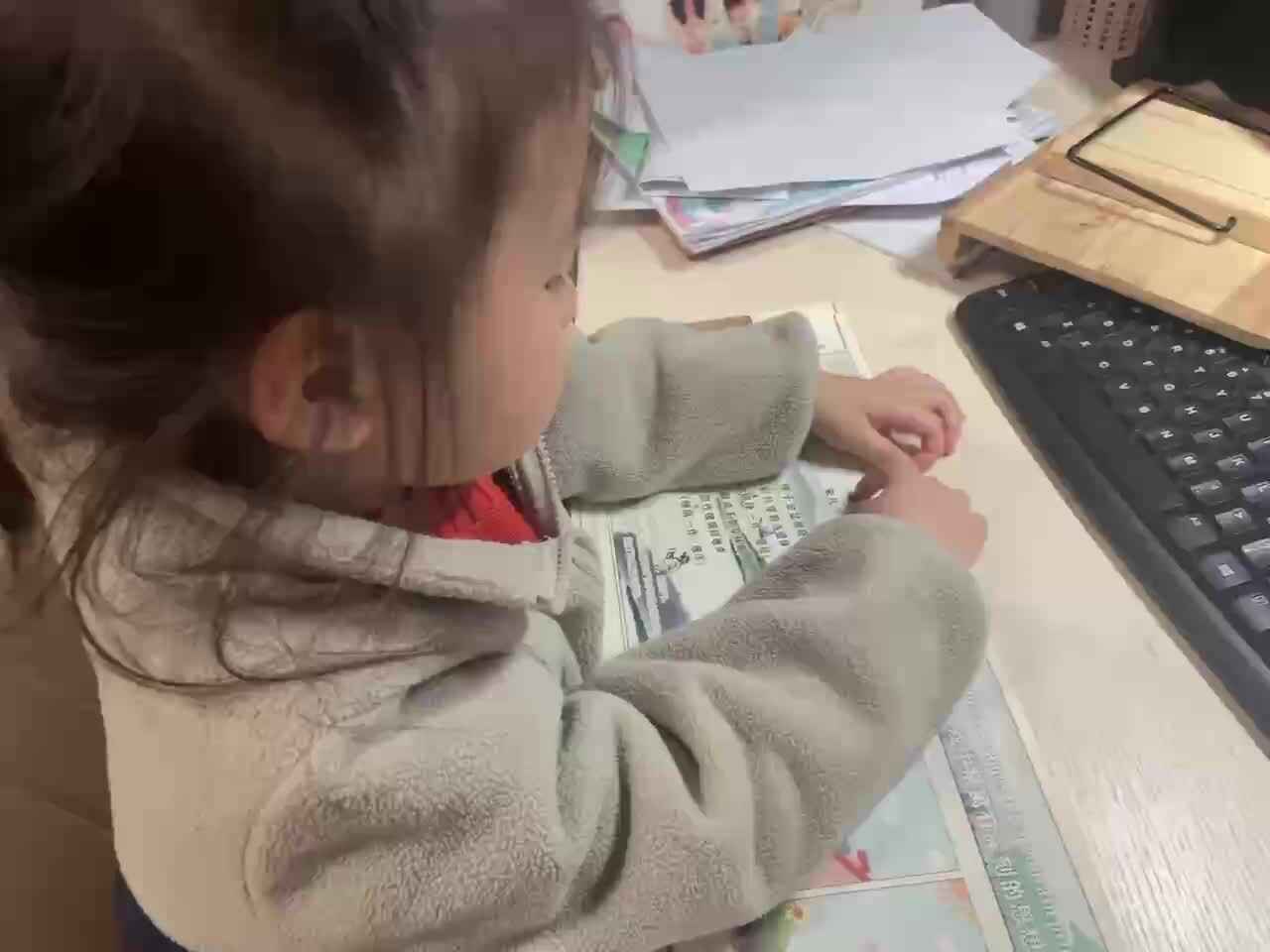 大B班蒲依诺2023.11.14日指读古诗词(稚子弄冰).MOV