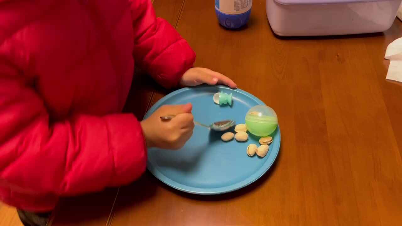 中B班李茵琪练习使用勺子.MOV