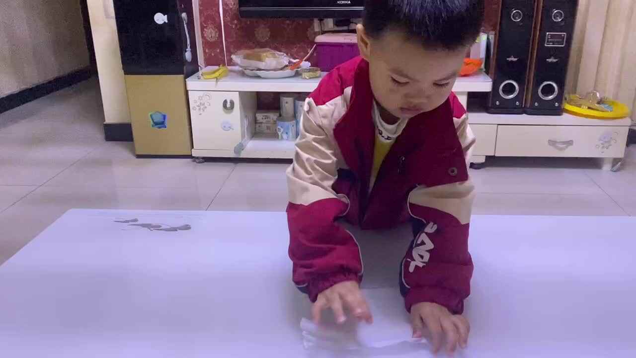 ⁣中B班吕子垚练习（擦桌子）20231127