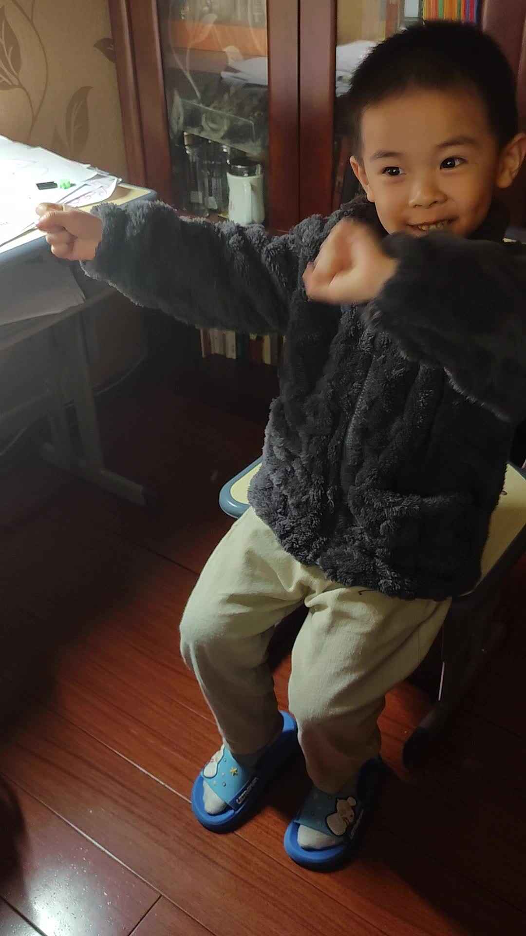 中b班刘倬宇音舞《小毛驴》VID_20231129_222556.mp4