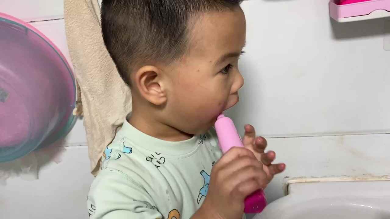 ⁣中B班吕子垚（自己刷牙）20231101.MOV
