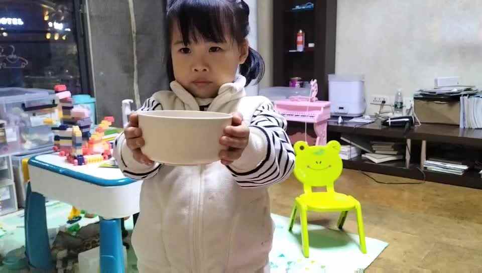 20231124中A于陈昱练习用勺子.mp4