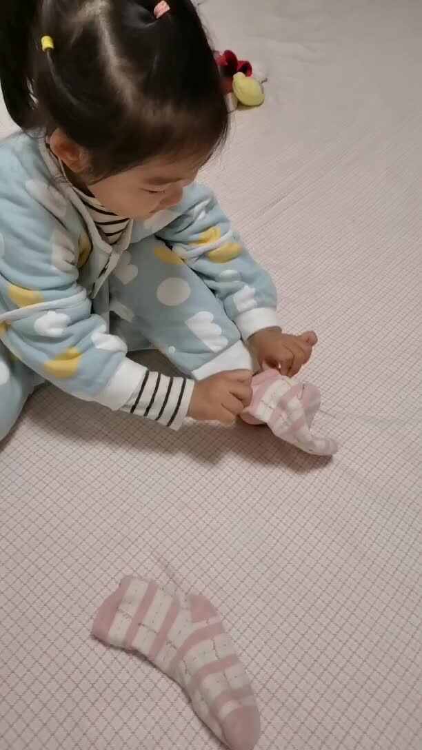 中 B 班宁汐言练习穿脱袜子.mp4