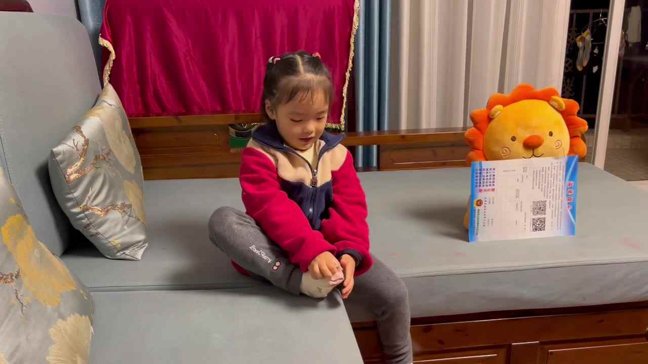 中B班李茵琪练习穿袜子.MOV