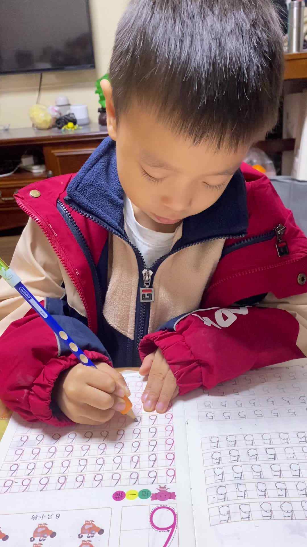2023-11.15大B班王崇焱完成闯关游戏数字描红“6”