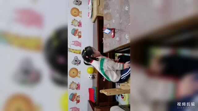 中B班11月20张芷萱观看视频并指认物品形状