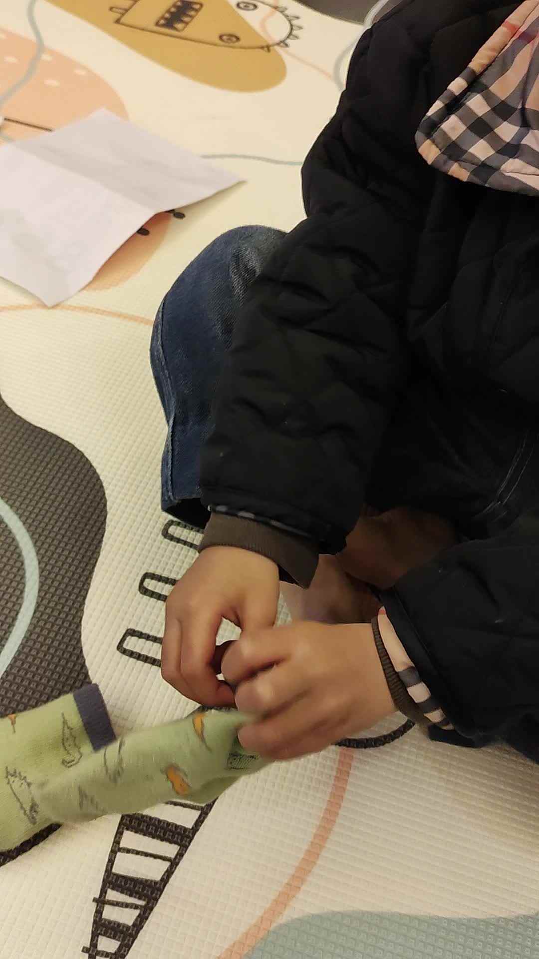 中b班刘倬宇穿袜子练习_20231114_190342.mp4