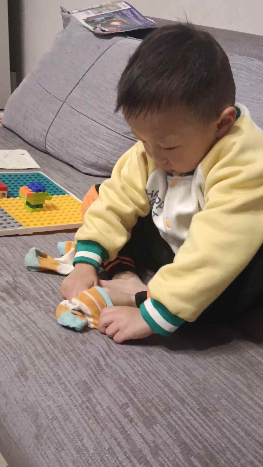 中B班曹芳燊练习穿袜子