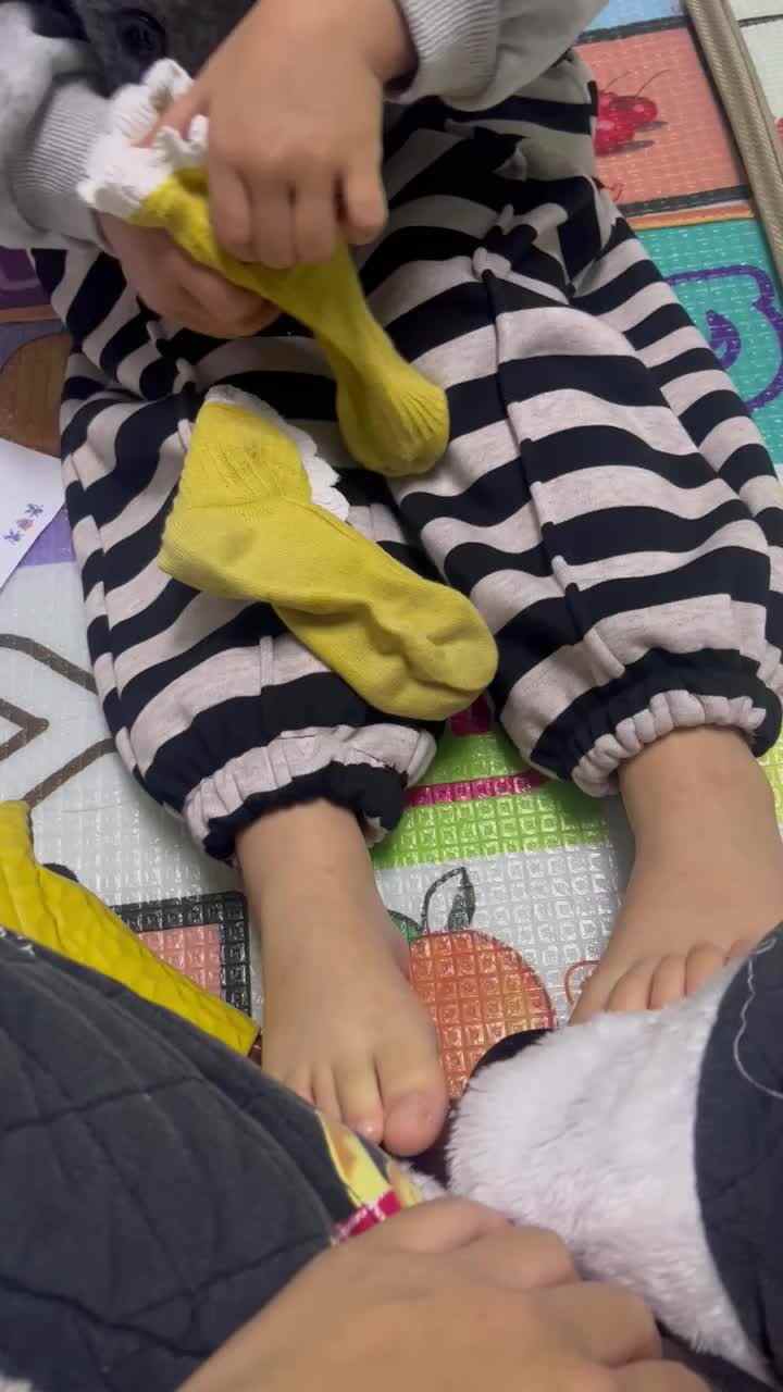 中B班吴瑷汝练习穿脱袜子