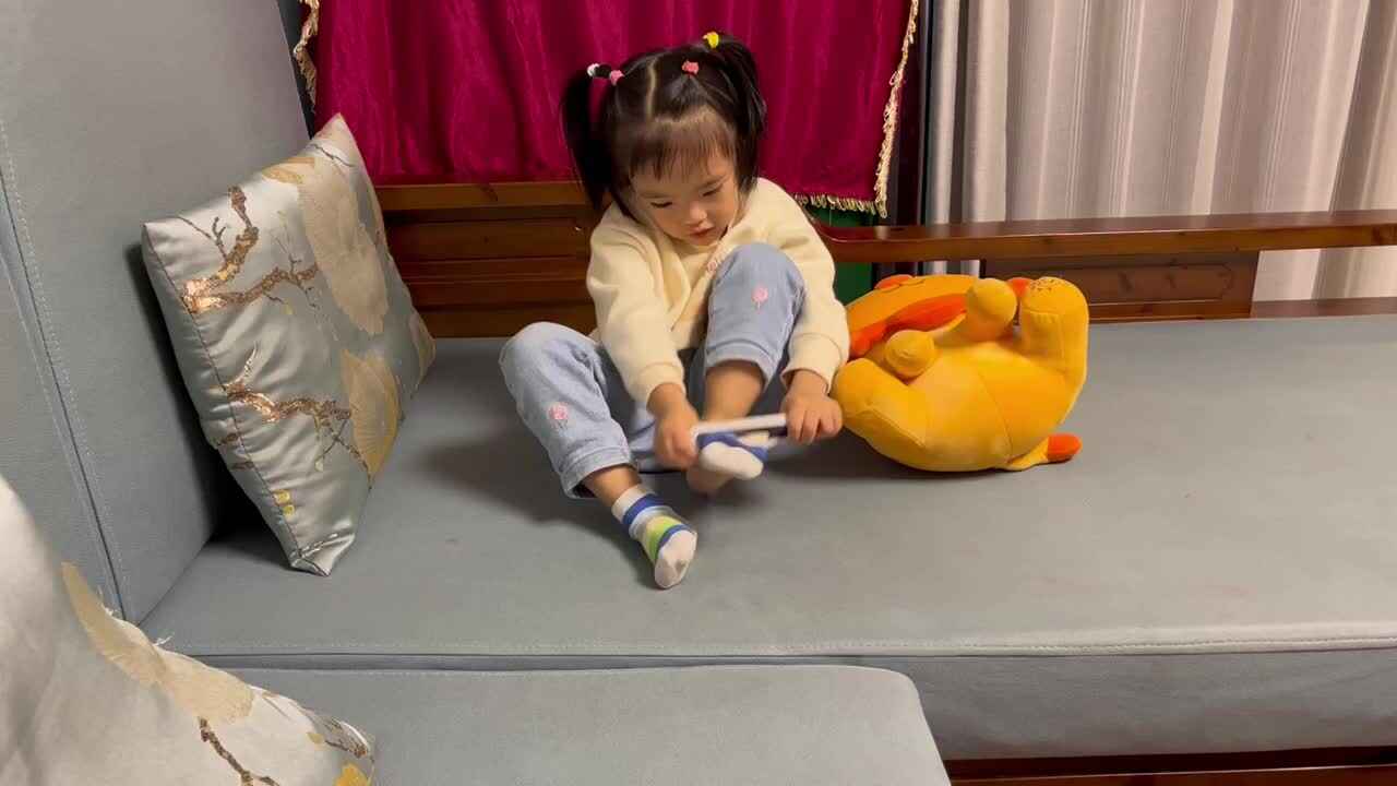 中B班李茵琪练习穿袜子.MOV